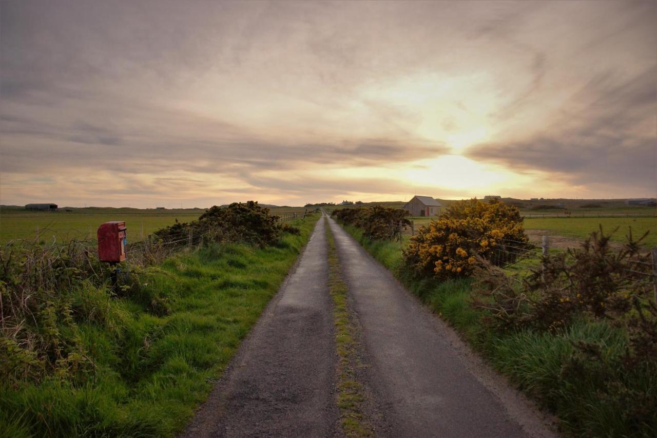 Oban Youth Hostel מראה חיצוני תמונה Sunset over the bog road