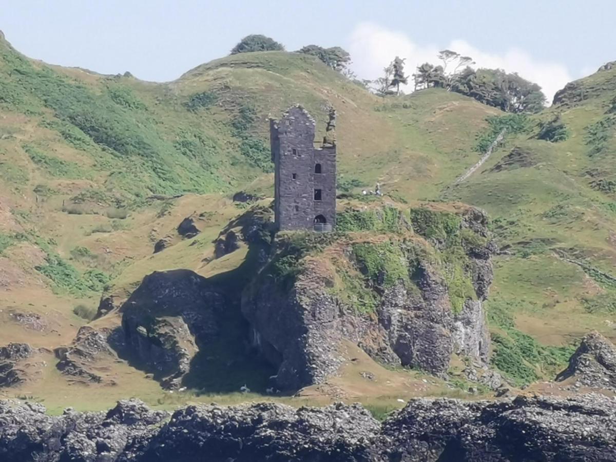 Oban Youth Hostel מראה חיצוני תמונה The remains of the castle