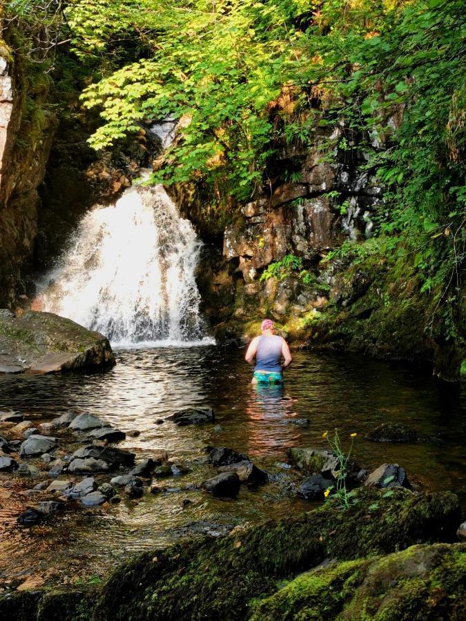 Oban Youth Hostel מראה חיצוני תמונה Swimming at the base of the falls