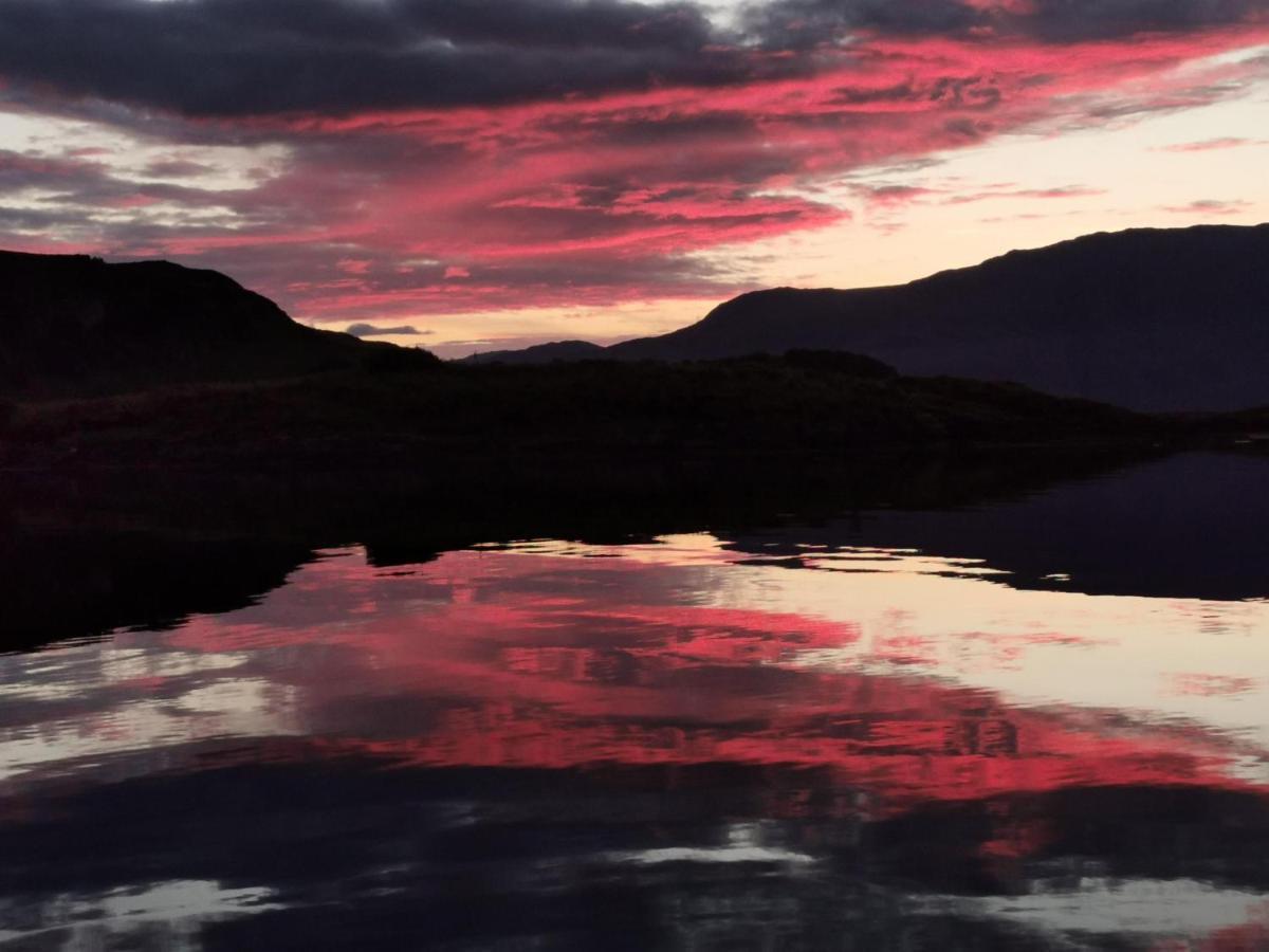 Oban Youth Hostel מראה חיצוני תמונה Sunset over Loch Lomond