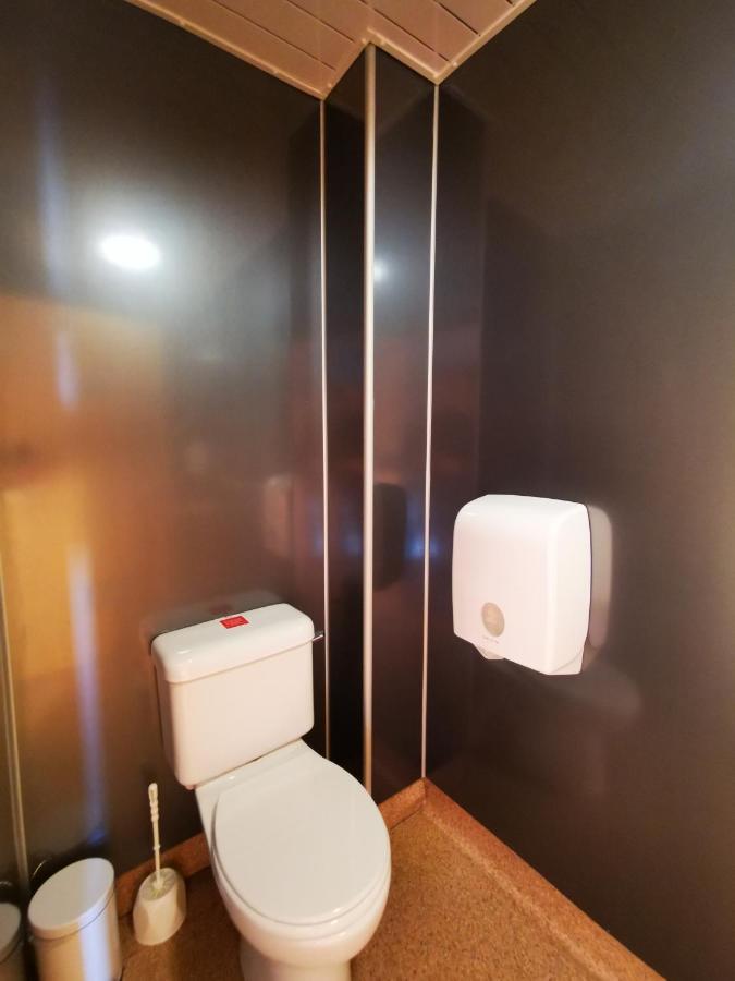 Oban Youth Hostel מראה חיצוני תמונה A toilet and a hand dryer in a train
