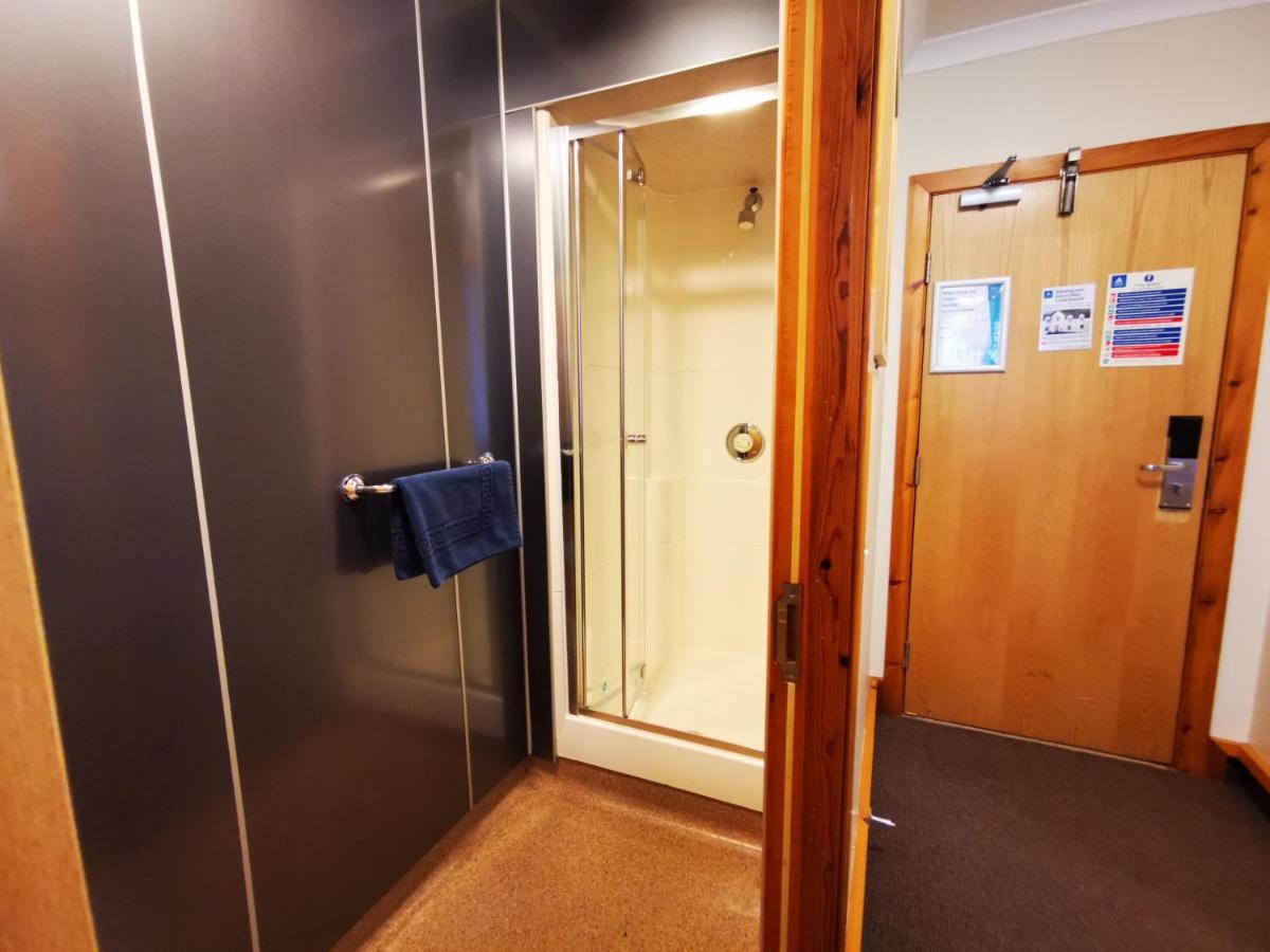 Oban Youth Hostel מראה חיצוני תמונה A shower cubicle in a hotel room