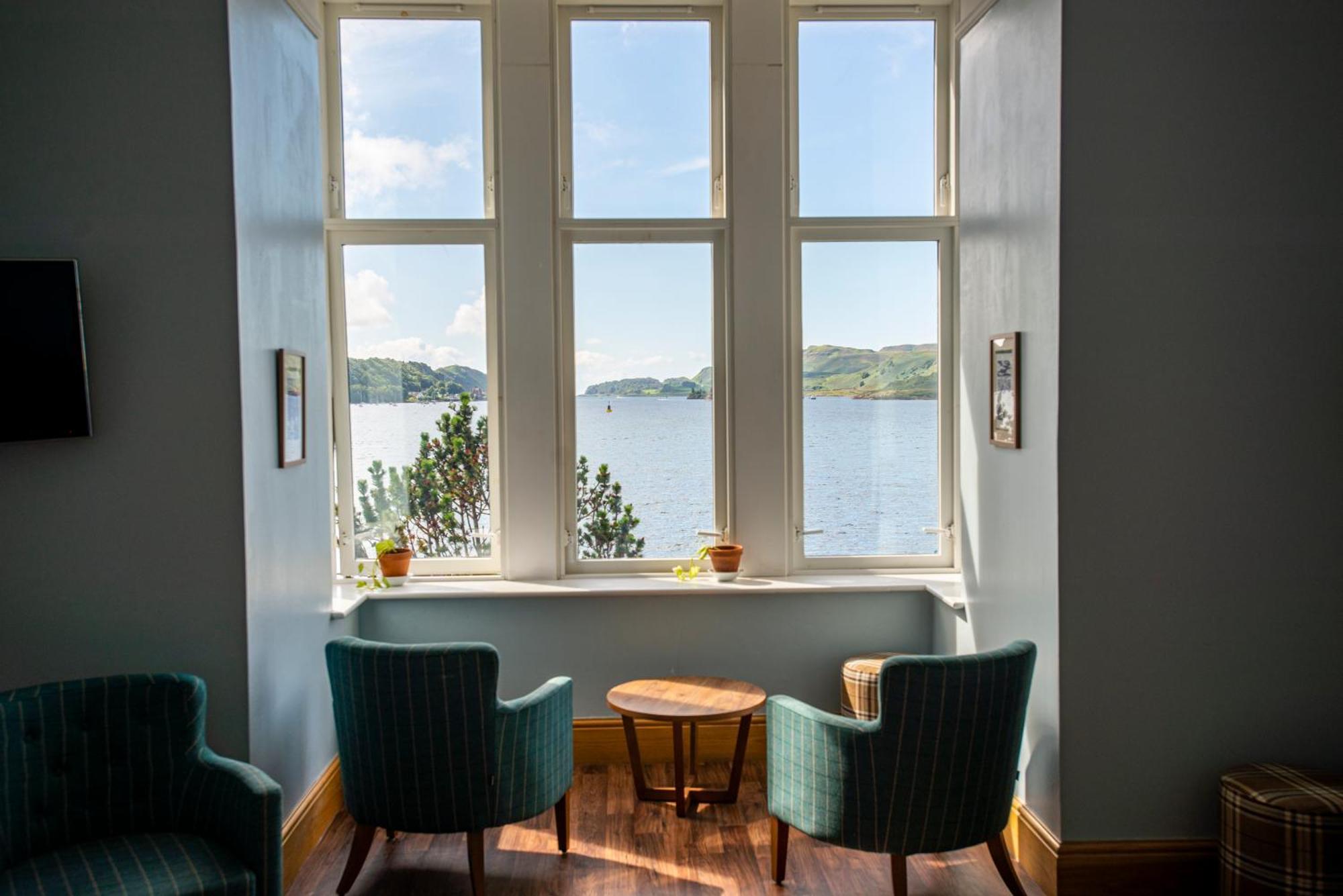 Oban Youth Hostel מראה חיצוני תמונה View of Lough Ree from the hotel