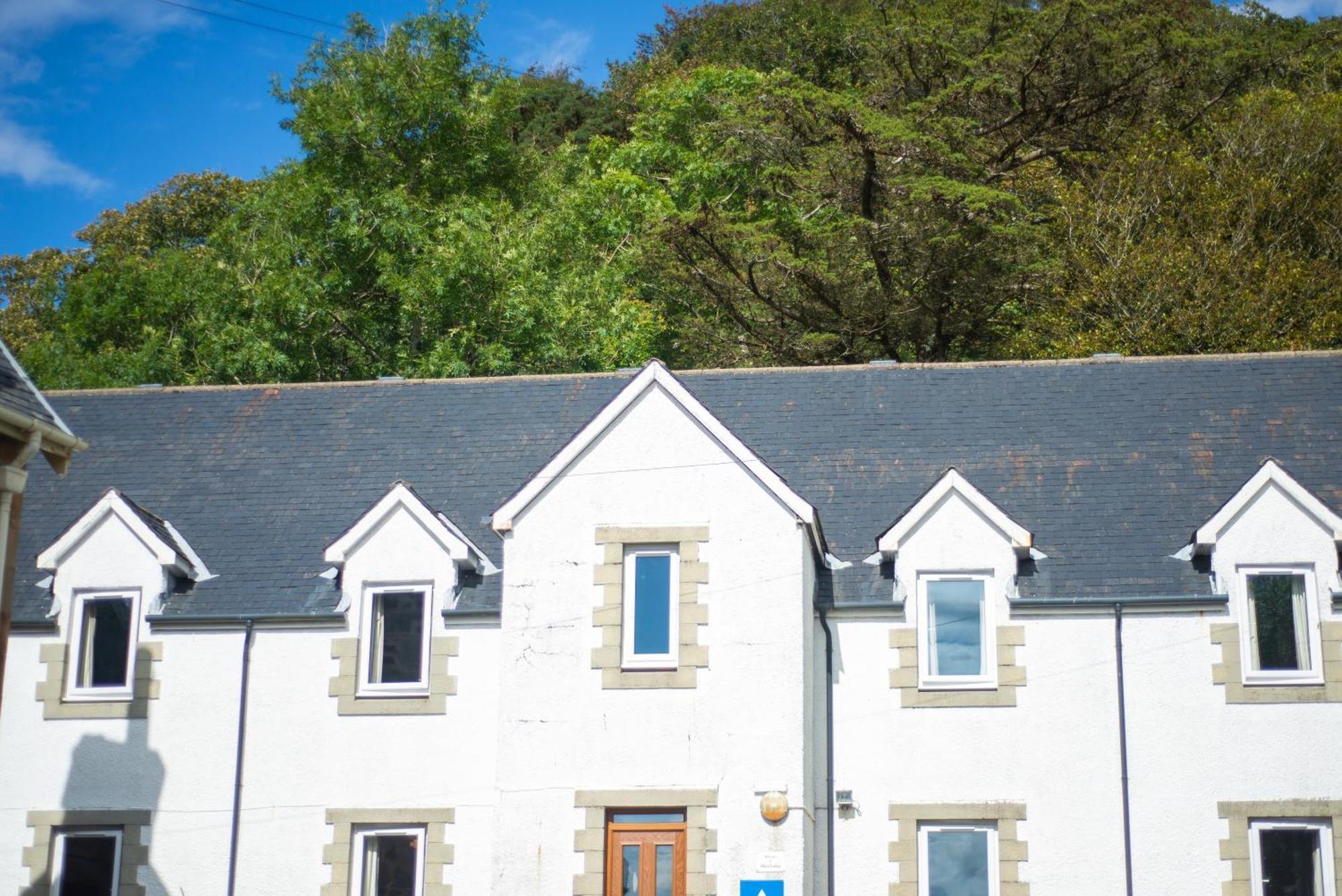 Oban Youth Hostel מראה חיצוני תמונה The old stable block at the old stable courtyard