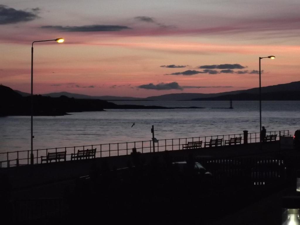 Oban Youth Hostel מראה חיצוני תמונה View of the harbour at night